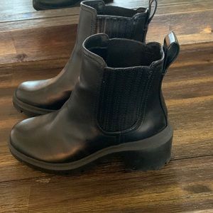 Womens Chunky heel Chelsea black bootie size 8
